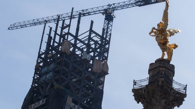 Una enorme torre de oficinas es construida a un costado del Ángel de la Independía, en avenida Reforma.