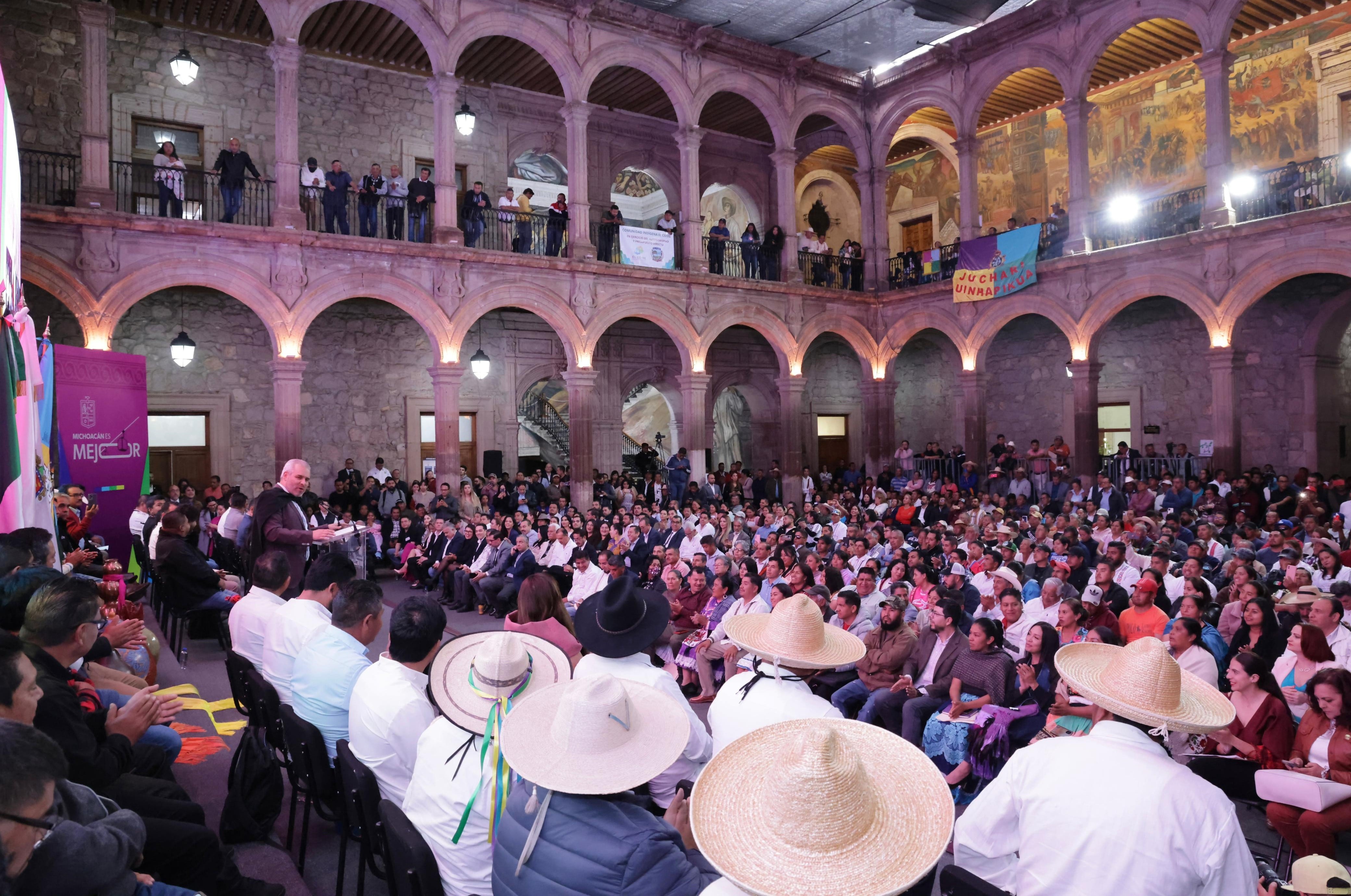 Alfredo Ramírez Bedolla firma iniciativa de reforma en materia indígena