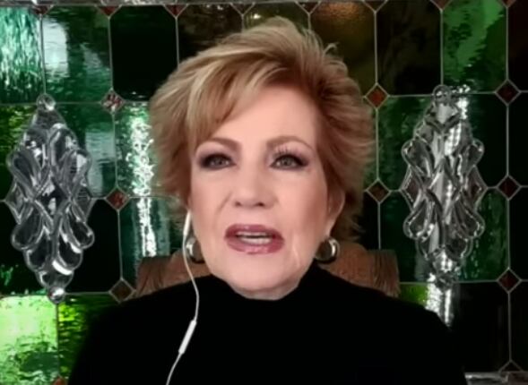 Maxine Woodside regresa a su programa de radio, tras la muerte de su hijo