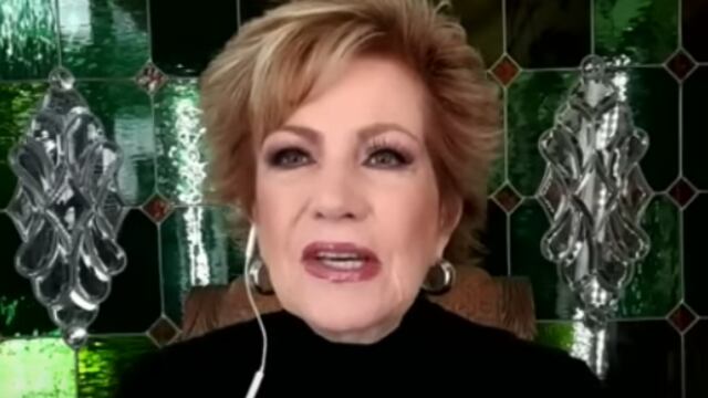 Maxine Woodside regresa a su programa de radio, tras la muerte de su hijo