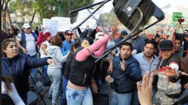 Mitin en Coyoacán, 15/12/2017. Luis Alberto Montiel (chamarra), Lorenzo Montiel (camisa), el “Chupas” (gorra).