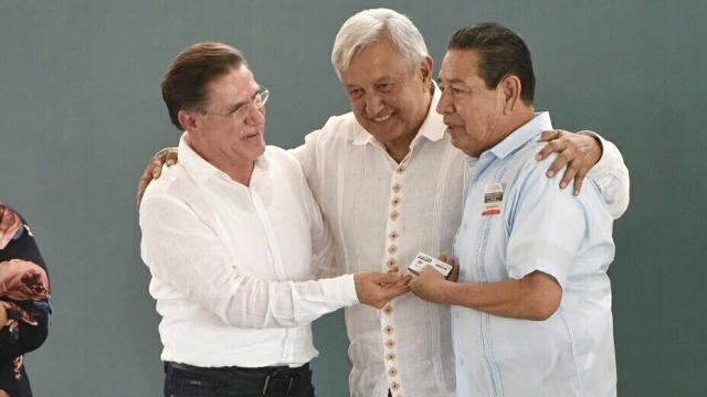 Gobernador José Rosas Aispuro (izq) y AMLO (cto) en Gómez Palacios, Durango