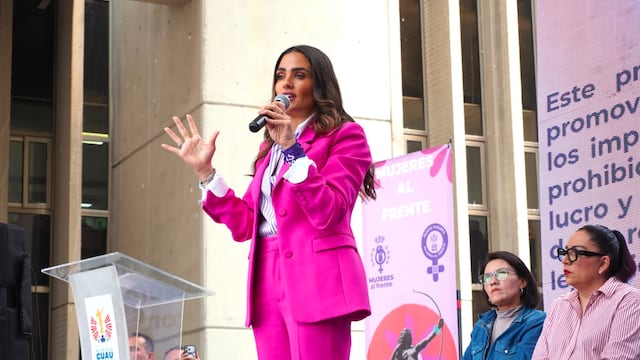 Ale Rojo de la Vega entrega Tarjeta Violeta a mujeres cuidadoras en Cuauhtémoc.