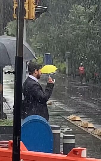 Hombre triste bajo la lluvia