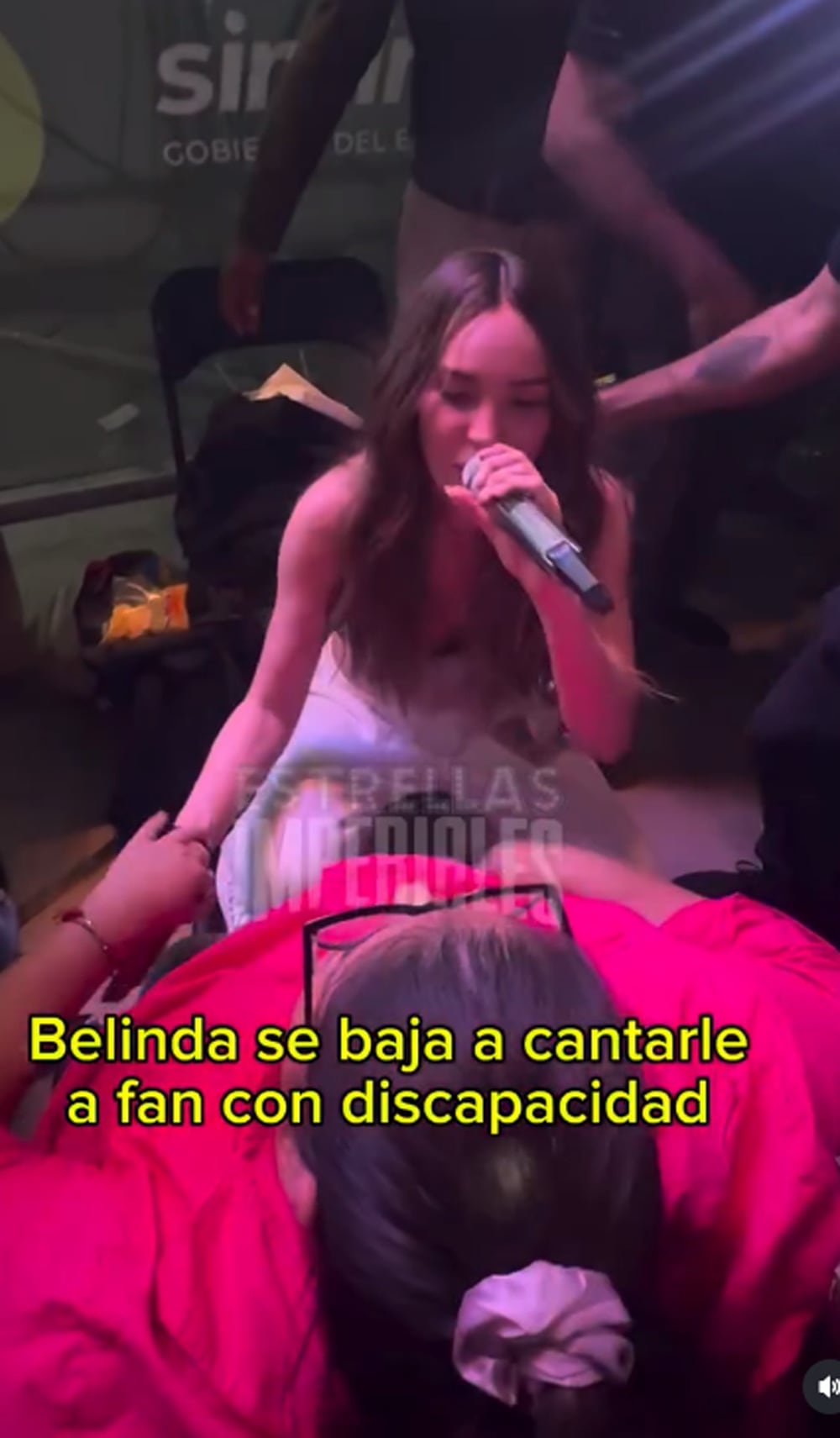 Belinda saltó del escenario para cantar con fan