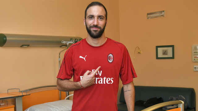 Gonzalo Higuain presume el escudo de su nuevo equipo.