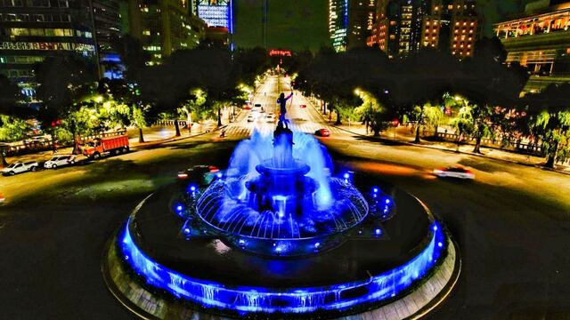 La Glorieta de la Diana Cazadora fue encendida de azul en conmemoración del Día Internacional de los Pueblos Indígenas