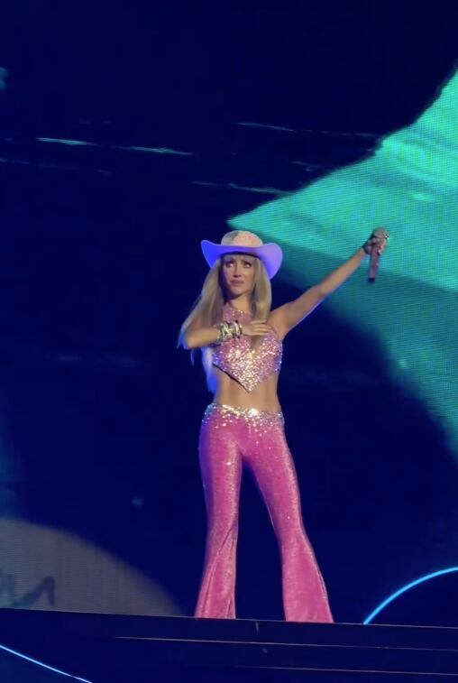 Anahí cantando "Sálvame" en concierto de RBD.