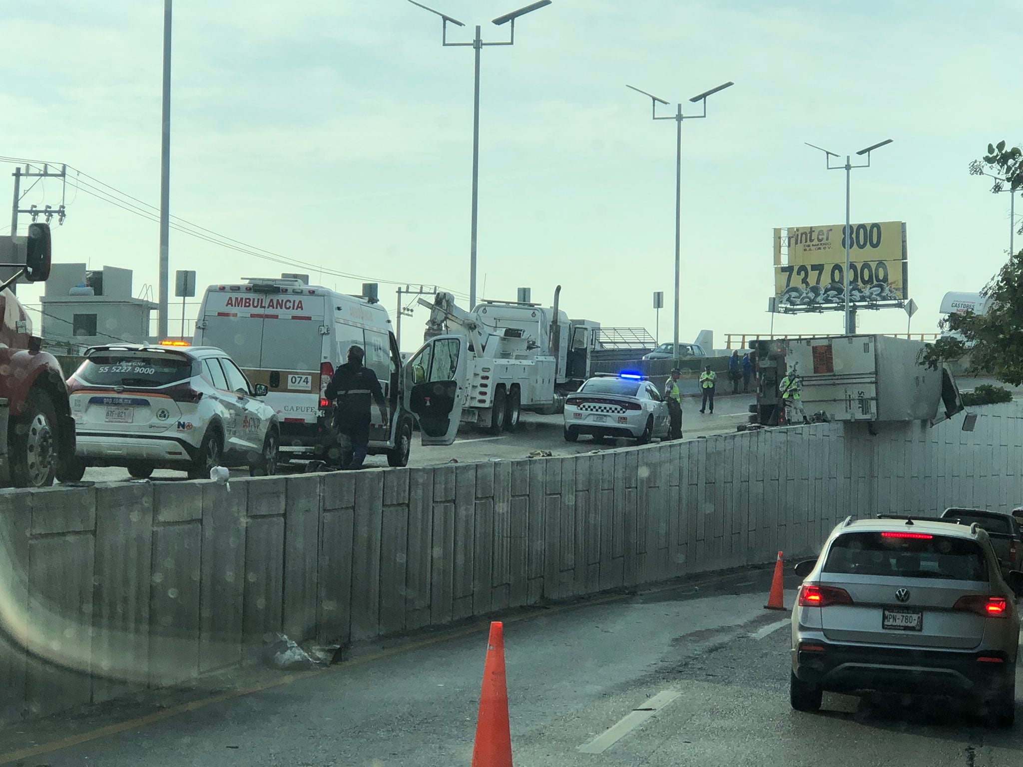 Tráiler se vuelca en la México-Cuernavaca