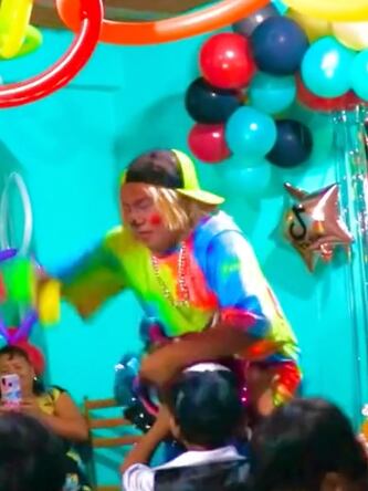 Payaso sufre tremenda caída