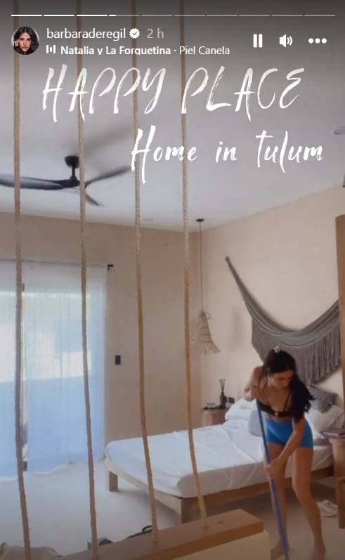 Bárbara de Regil escucha a Natalia Lafourcade mientras hace su quehacer