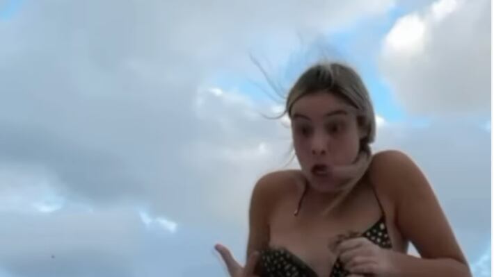Lele Pons casi hace topless por culpa de una gaviota traviesa y hay quien duda que sea verdad (VIDEO)