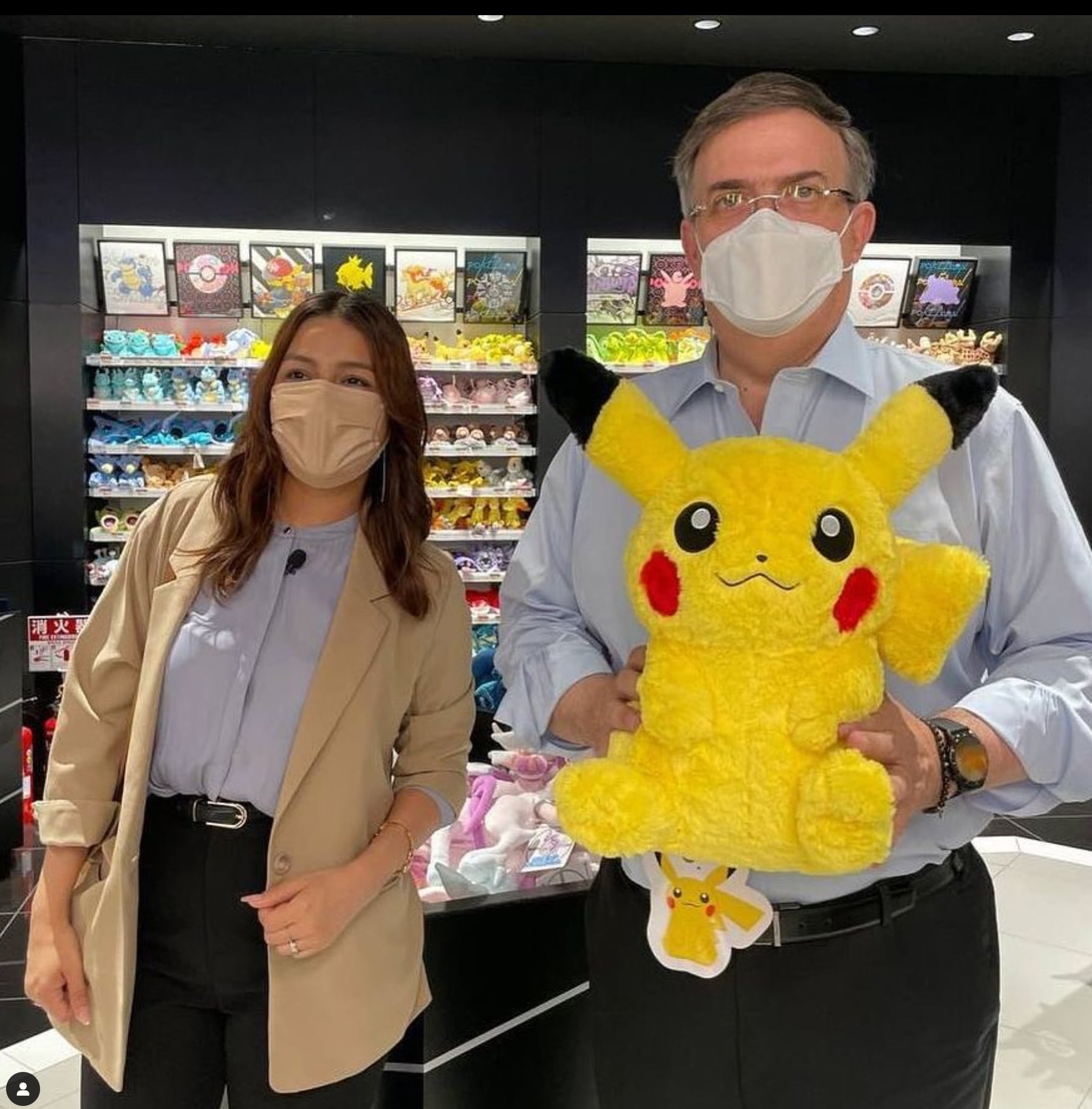 Ruthi San y Marcelo Ebrard en el Pokémon Center