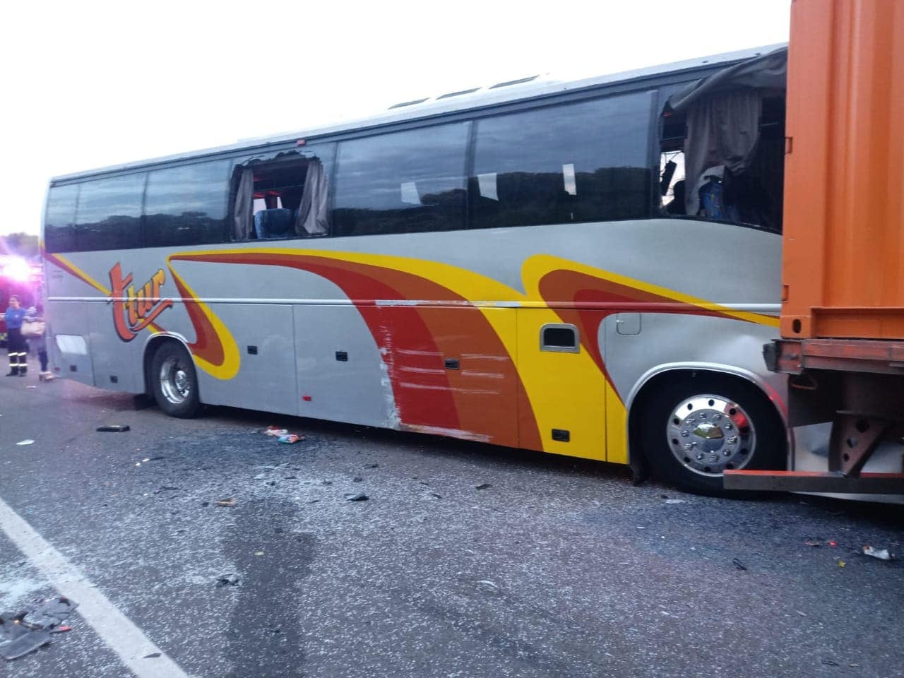 ¿Qué pasó en la autopista Siglo XXI? Choque de autobús y tráiler deja 28 heridos