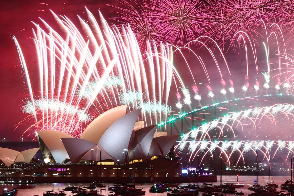 Fuegos artificiales en el Opera House de Sydney, Australia, la víspera de Año Nuevo 2023