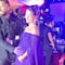 VIDEO: Maluma presume el baby bump de su novia Susana Gómez en los Premios Latin Grammy 2023