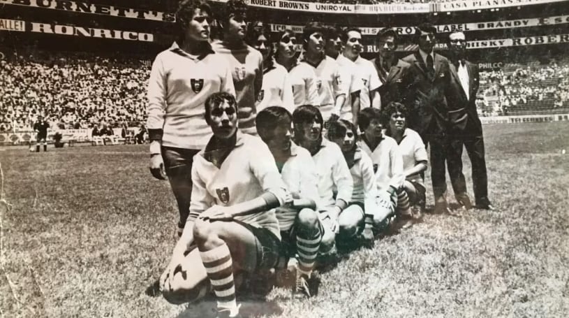 La selección femenina mexicana de fútbol, en 1971, en el Estadio Azteca.