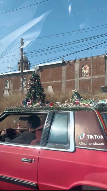 Video en TikTok: ¿Muy extremo? Adornó su carro con nacimiento andante
