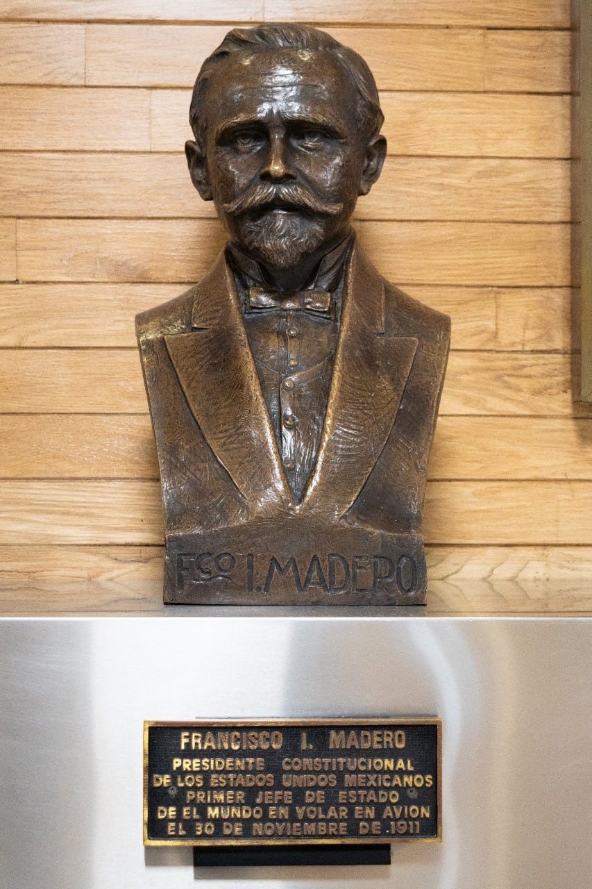 Busto de Francisco I. Madero en la Terminal 1 del AICM