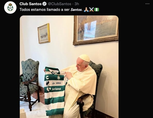 Papa Francisco con la camiseta de Santos Laguna