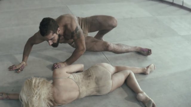 El actor se quitó la ropa para pelear con Maddie Ziegler dentro de una gran jaula, todo sea por el nuevo video de Sia. 