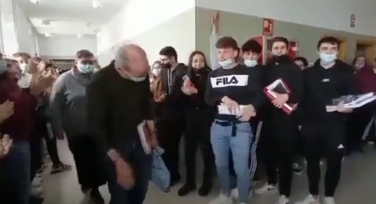 Profesor jubilado siendo ovacionado por sus alumnos