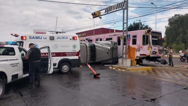 Impacta tráiler contra Tren Ligero en Guadalajara