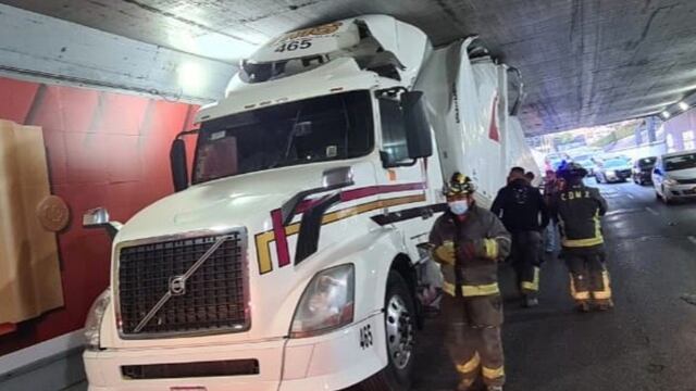 Tráiler atorado en Viaducto Miguel Alemán de la CDMX