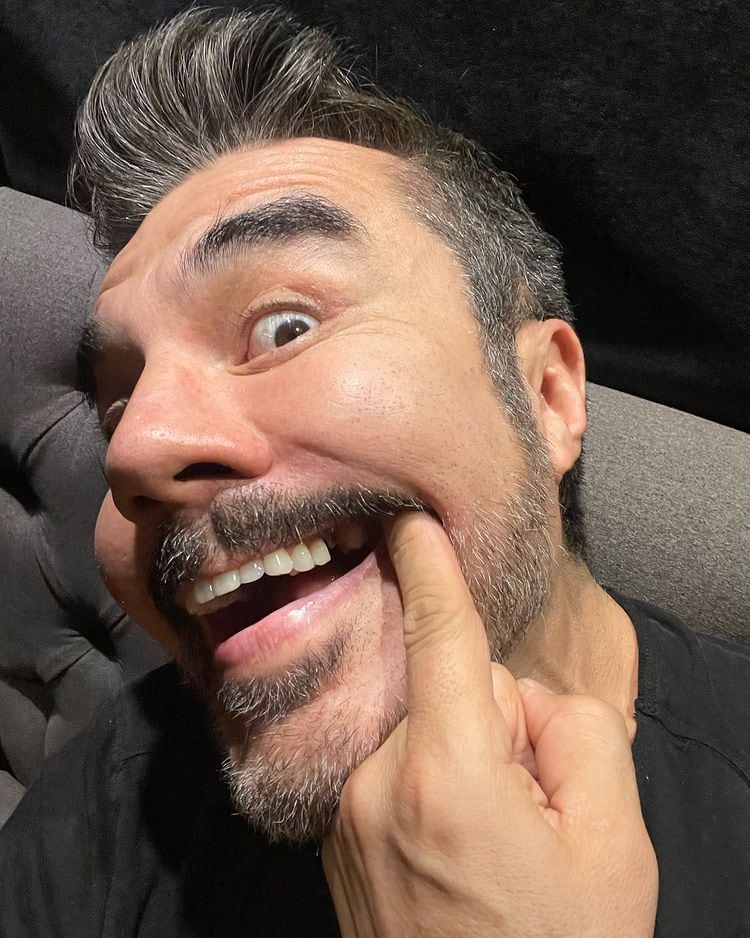 A Adrián Uribe se le cae una muela