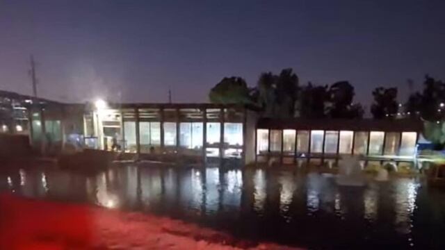 Rescatan cuerpo que flotaba emplayado en canal de aguas negras de Tlaquepaque