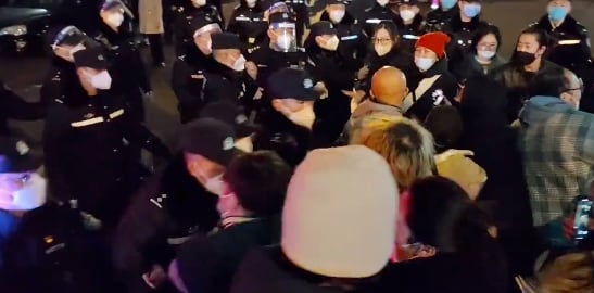 Policías contra manifestantes en China