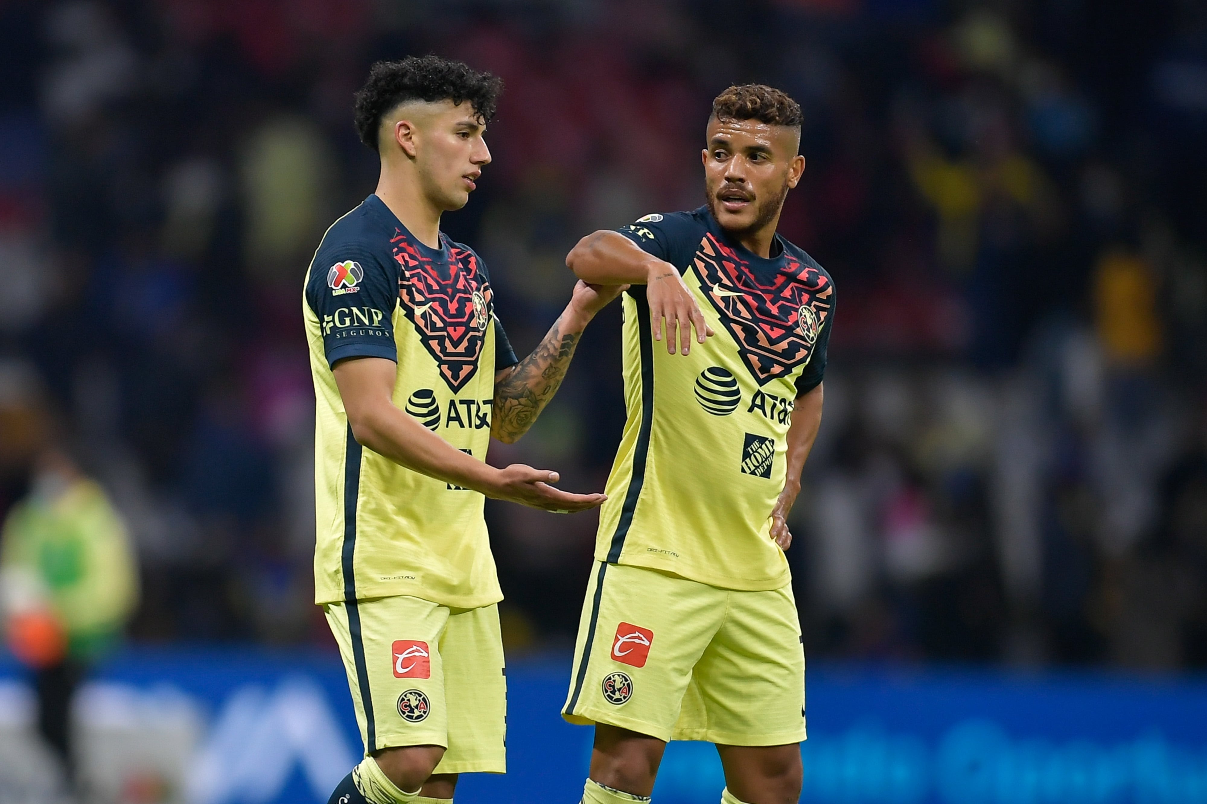 Jorge Sánchez y Jonathan dos Santos con el América
