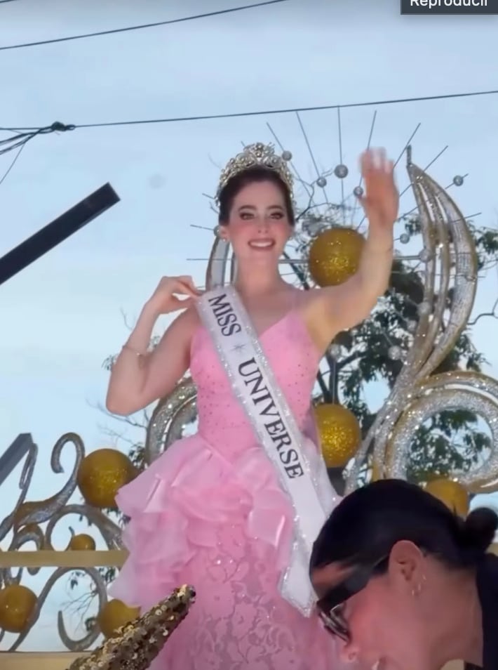 Fátima Bosch es recibida con una Caravana Navideña en Tabasco