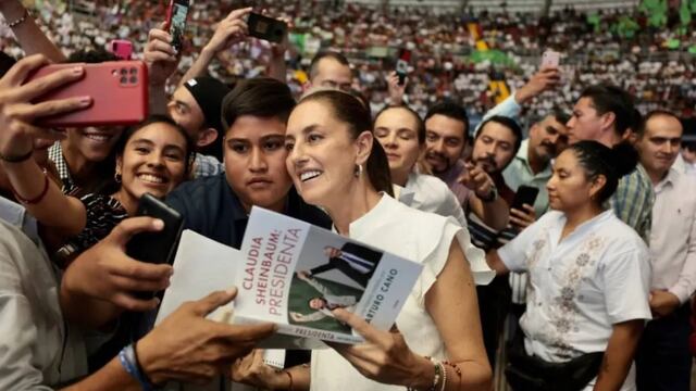 Claudia firma el libro 'Presidenta"