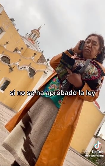 Señora hablando al 911 para reportar a pareja gay