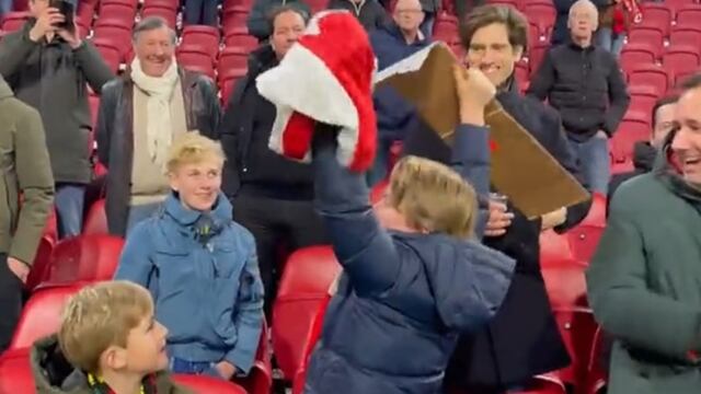 Edson Álvarez regala jersey a niño