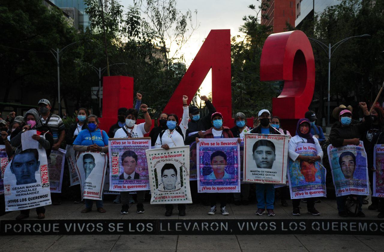 Madres y padres de los 43 normalistas desaparecidos de Ayotzinapa