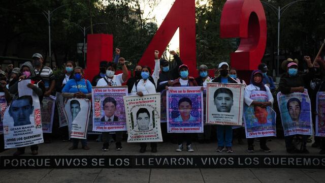 Madres y padres de los 43 normalistas desaparecidos de Ayotzinapa