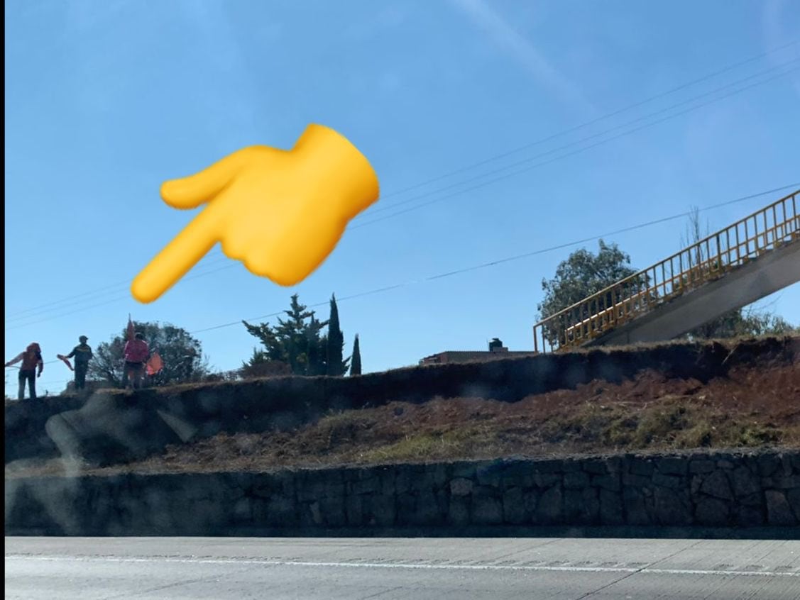 Fotografía de evidencia de la venta de Huachicol en la carretera México-Querétaro