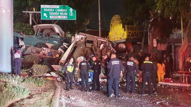 tráiler volcado de un puente de Venustiano Carranza de la CDMX/Twitter