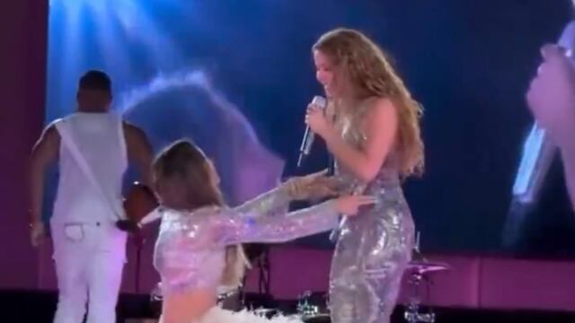 Belinda cantó y se arrodilló frente a Shakira en el concierto del 30 de agosto en el Estadio GNP Seguros de CDMX