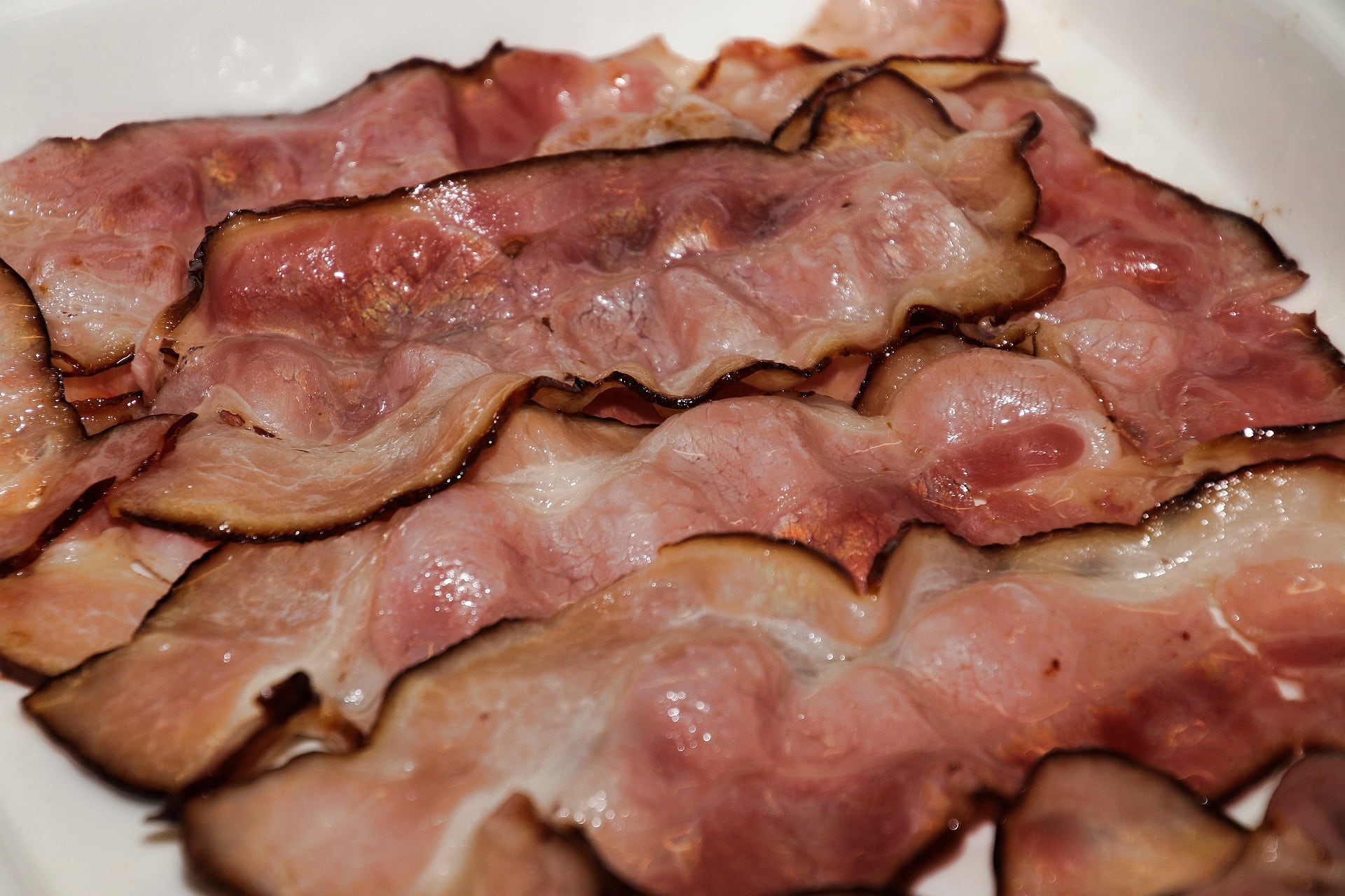Consumo de tocino habría desatado que hombre tuviera larvas en el cerebro