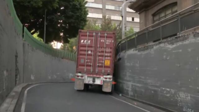 Tráiler de doble remolque quedó atorado entre Fray Servando y Calzada de Tlalpan en CDMX