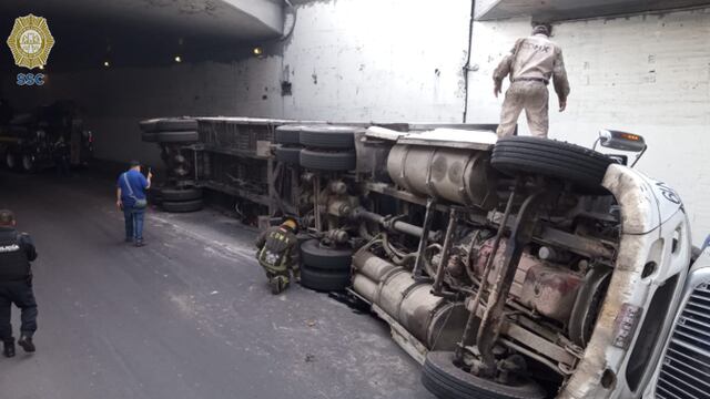 ¿Qué pasó en Eje 8 Sur? Volcadura de tráiler provoca caos vial en cruce con Calzada de Tlalpan