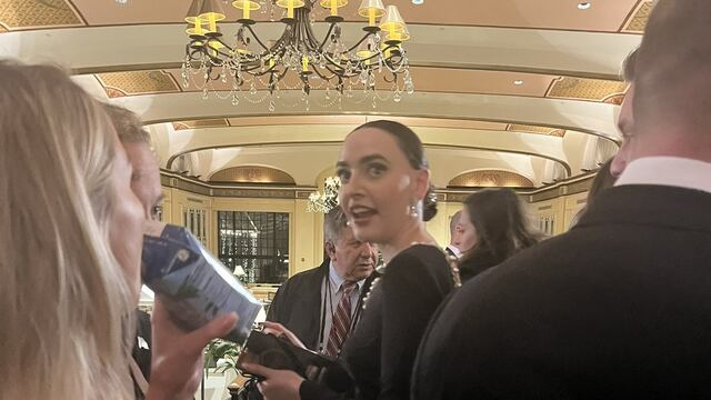 Altagracia Gómez roba cámara en evento por toma de posesión de Donald Trump