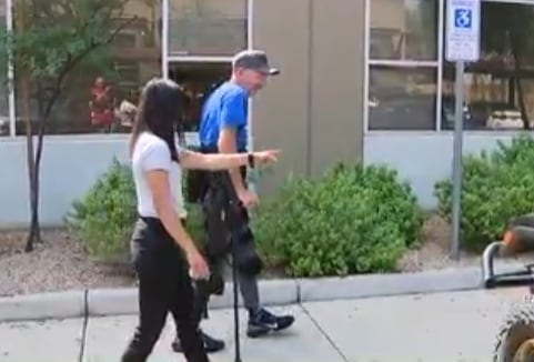 Veterano de guerra caminando exoesqueleto robótico tras quedar paralítico