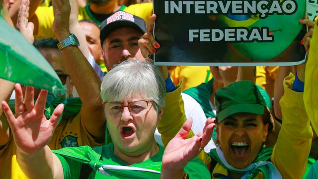 Manifestantes de Jair Bolsonaro exigen una “intervención militar” contra la victoria electoral de Lula da Silva en Brasil