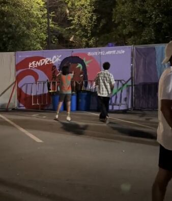 Fans de Kendrick Lamar golpeando publicidad del Tecate Pal Norte