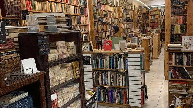 Librería 'A través del espejo'