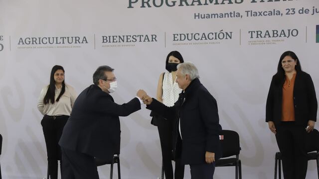 AMLO y Marco Mena